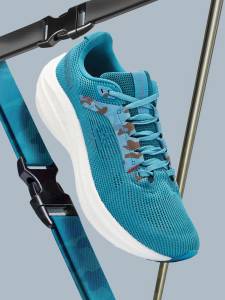 Versa running shoe maker clearance